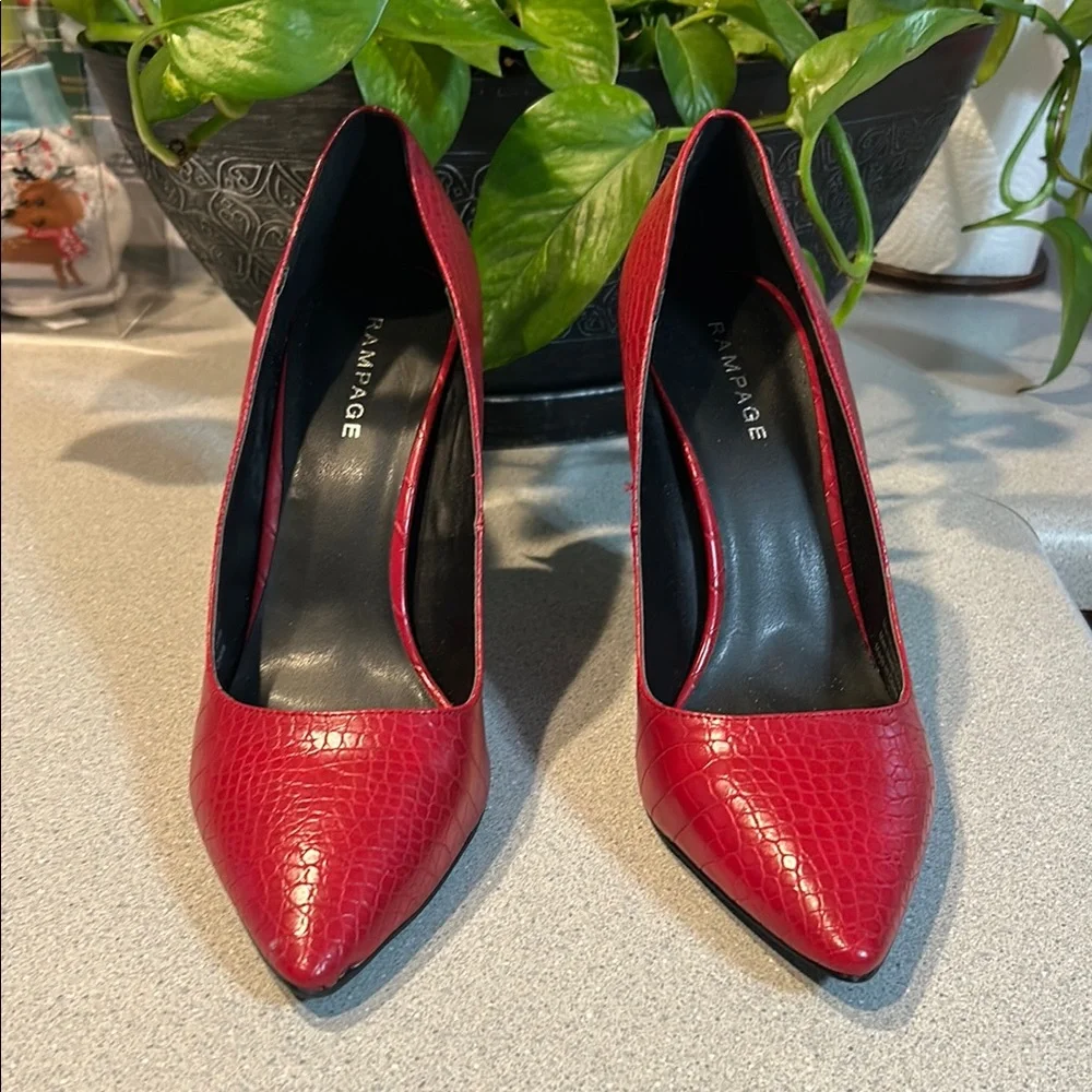 Rampage sz 10 Women's Red, Faux Alligator Pumps with 4” Heels